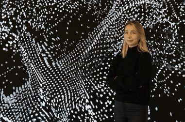 Sanata Bi Yer Üyesi İrem Karagöz Terzi ile Doğuş Otomotiv Plus Deneyim Merkezi Sergisi'ne dair bir sohbet.